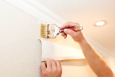 Pose de papier peint à Darbonnay — revêtements muraux et toiles de verre
